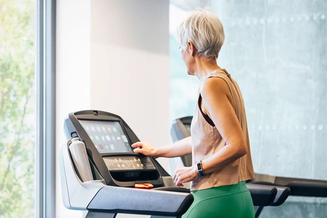 Bài tập chạy bộ 20 phút trên máy giúp tăng cường sức mạnh sau 50 tuổi